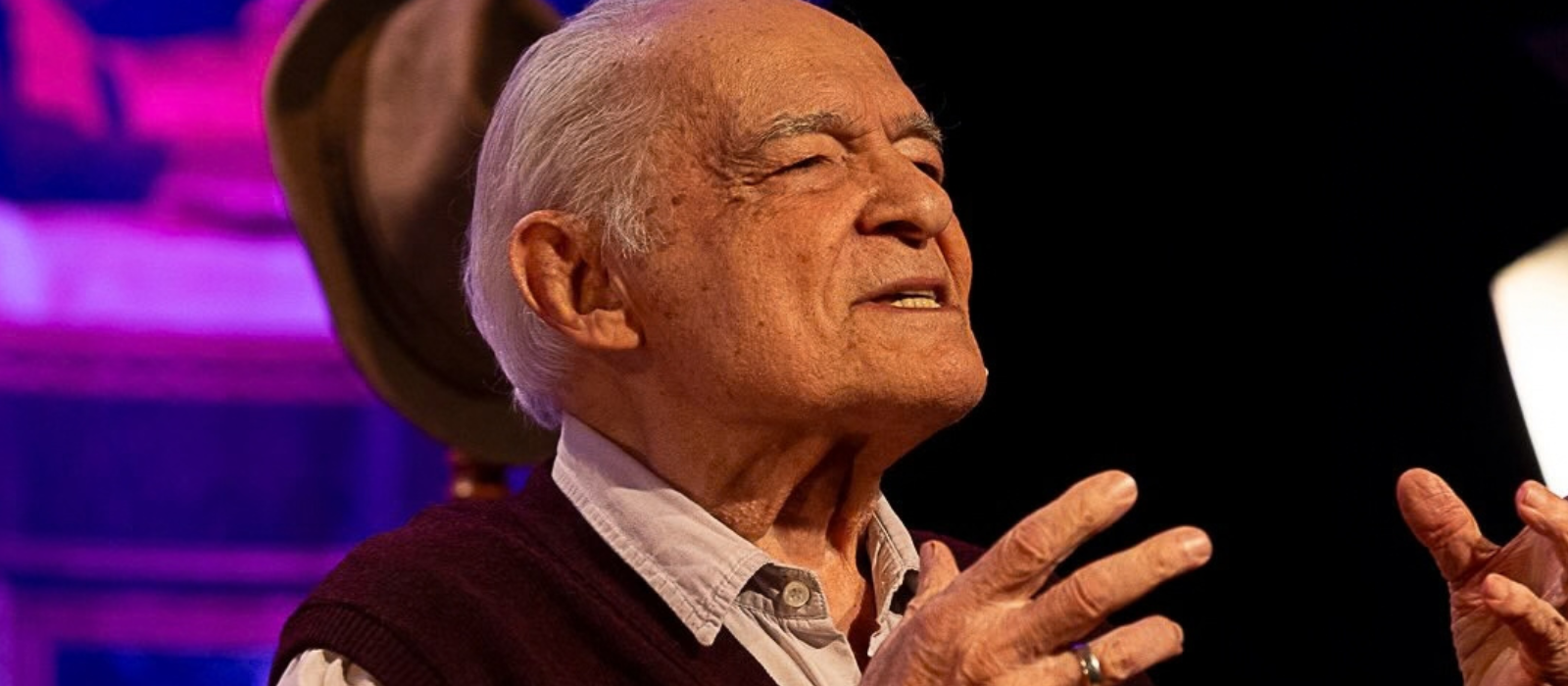 Othon Bastos celebra mais de 75 anos de carreira em “Não Me Entrego, Não!”, monólogo premiado que chega ao Sesc Rio Preto nos dias 21 e 22 de outubro.