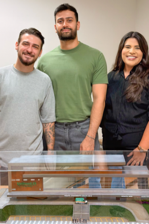 Da esquerda para a direita: João Pedro Perassoli, artista plástico responsável pela obra; Vitor Lazaro, analista de Marketing; e Vanessa Duarte, coordenadora de Marketing da Unimed Rio Preto.
