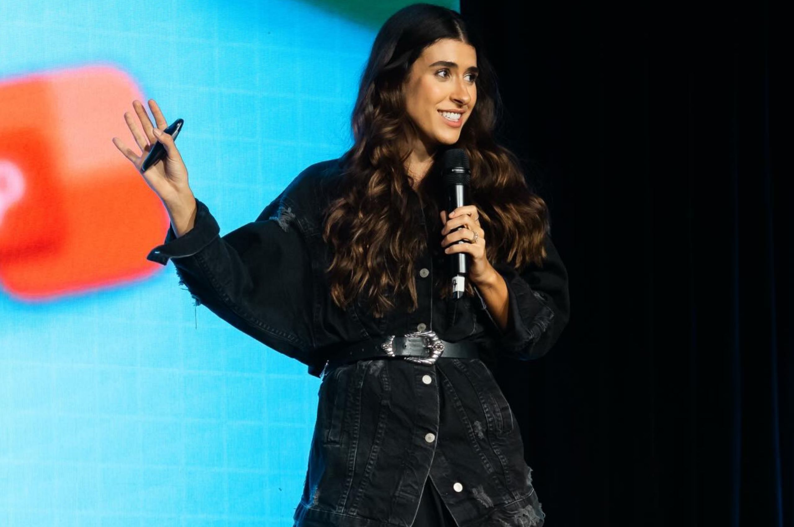 Luana Zucoloto se apresenta no Teatro Paulo Moura com “Esse Show Poderia Ser um E-mail”